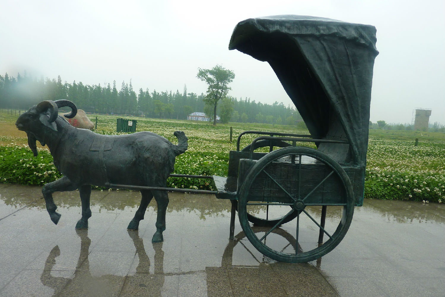 江蘇泰州動(dòng)物雕塑“羊拉車”